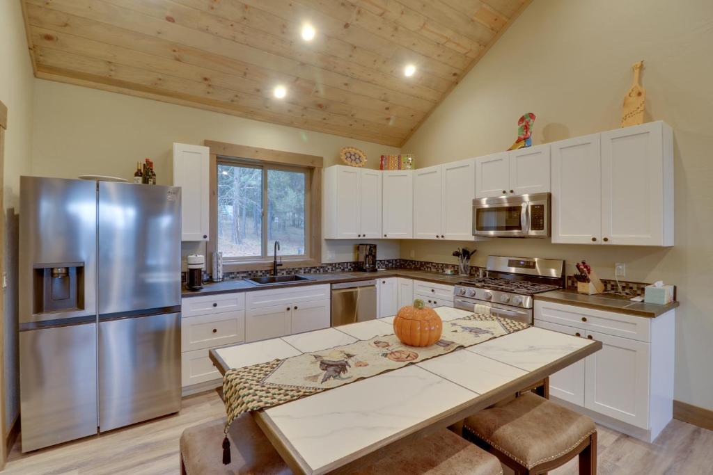 Woods Bay House | Bigfork Cottage with Lake Views 5 Mi to Downtown