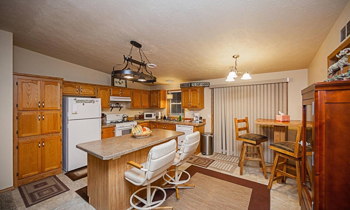 Fort Smith House | Bighorn River fly fishing - Lake bass fishing - Waterfowling - Sleeps 2 - 8