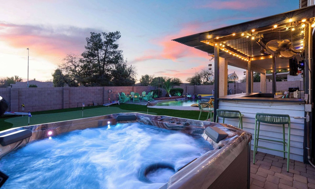 Chandler House | Bloomin' Dunes - Pool, Pickleball & Tiki Bar