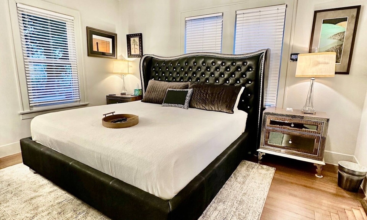 Washington Ave./ Memorial Park House | Blossom Haus Retreat: Private, Stylish & Quiet; Farmhouse- LOVE PETS! 30+Nights