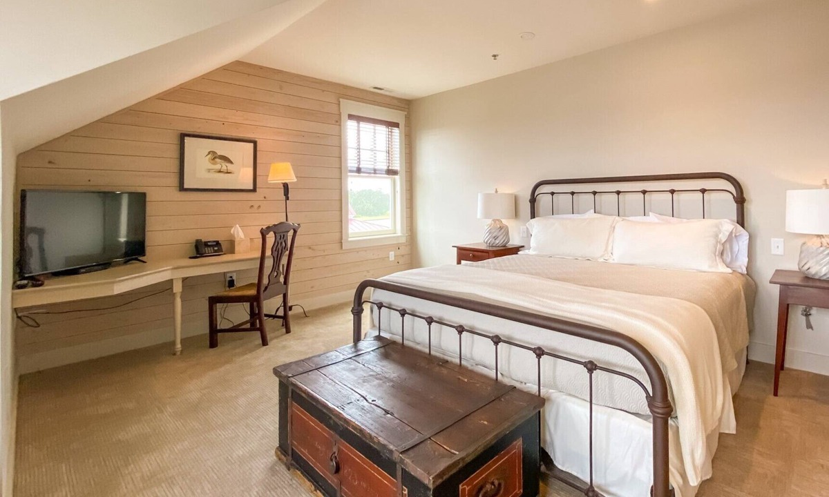 Oriental Hotel | Blue Heron Suite w/King Bed, ADA - River Dunes