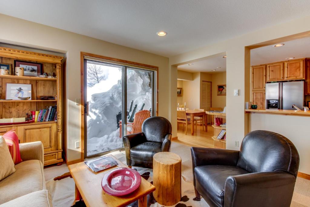 Elkhorn Village Apartment | Bluff Mountain Charmer
