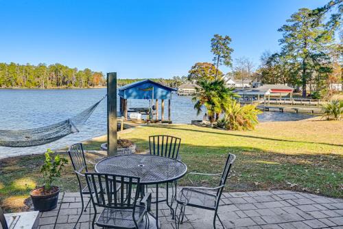 Bath House | Boat Dock & Fire Pit: Waterfront Bath Getaway!