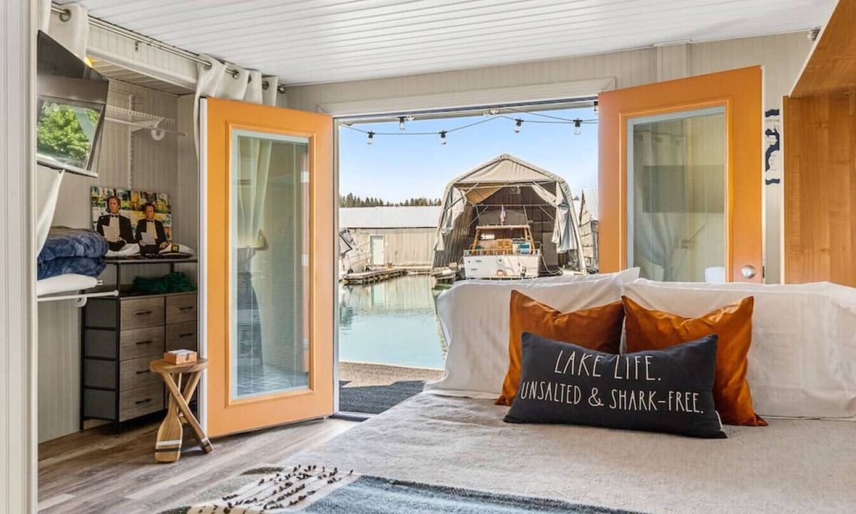 Bayview Apartment | Boats ‘N Rows Float Home