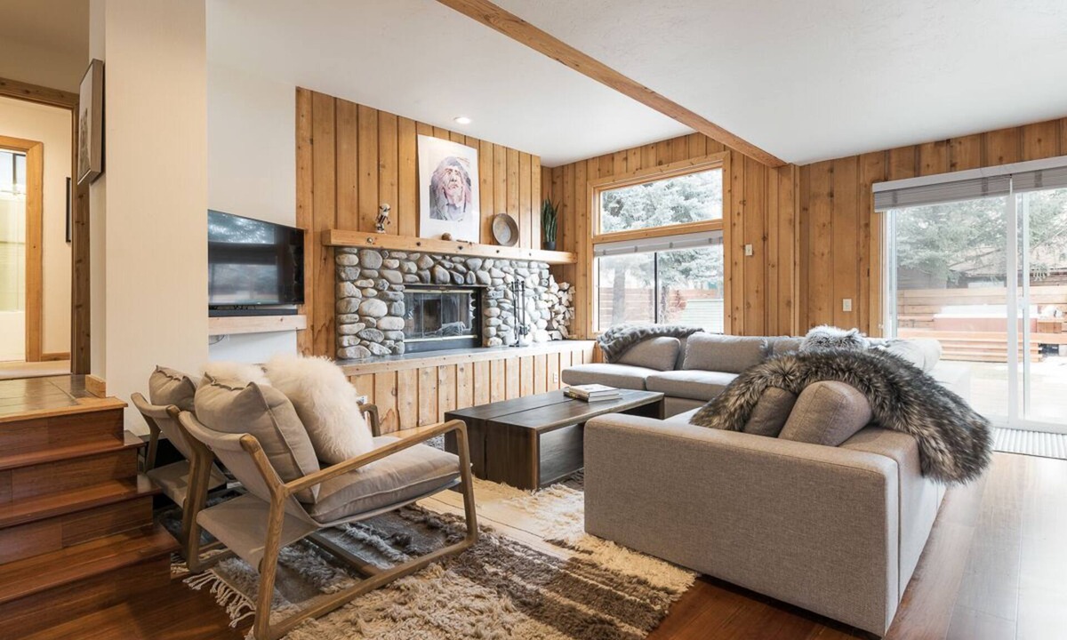 Ketchum House | Book a Summer Stay! Upscale Oasis in the Heart of Ketchum with Private Back Yard, Jacuzzi and Sauna