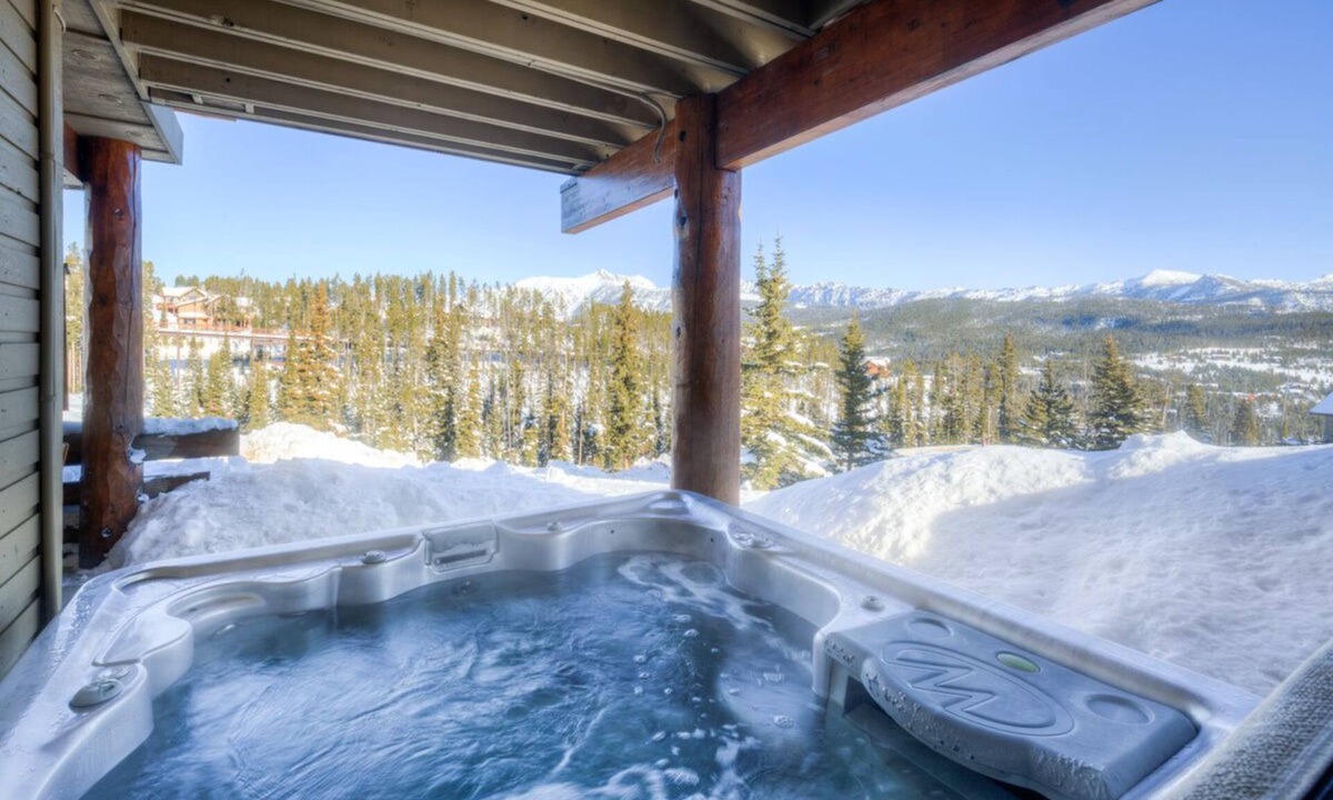 Saddle Ridge House | Book for Holiday Stays! Slopeside Townhome with Mountain Views! Private Hot Tub!