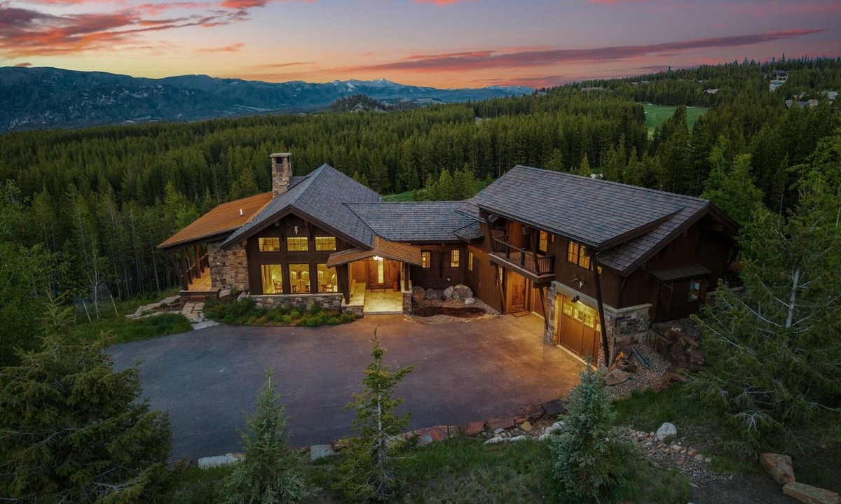 Spanish Peaks House | Book for Winter! Ski-In, Ski Out Chalet with Hot Tub! Ping Pong Table!