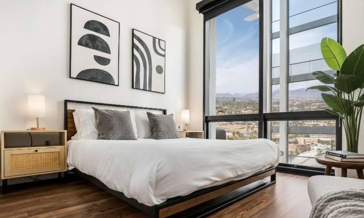 Evans Churchill Apartment | Boulevard Stays Modern Highrise STU Sky Pool, Gym 08