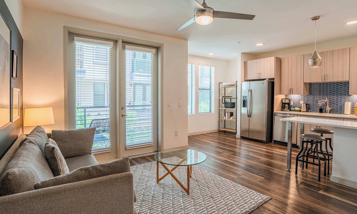 Downtown Phoenix Apartment | Boulevard Stays Modern Roosevelt Row Suite 1BR Pool, Gym 4