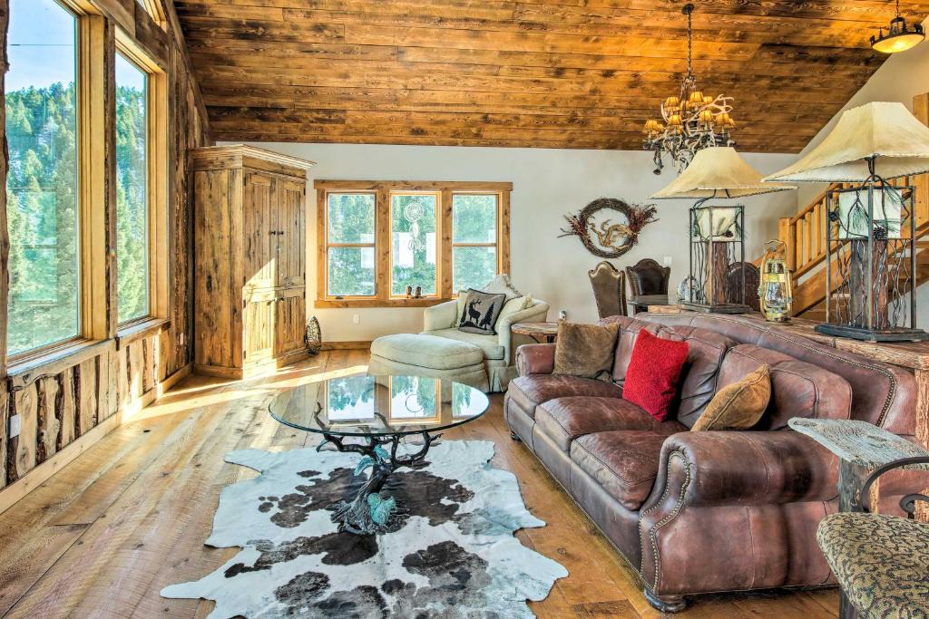 Bozeman House | Bozeman Cabin Deck with Jacuzzi and Gas Grill!