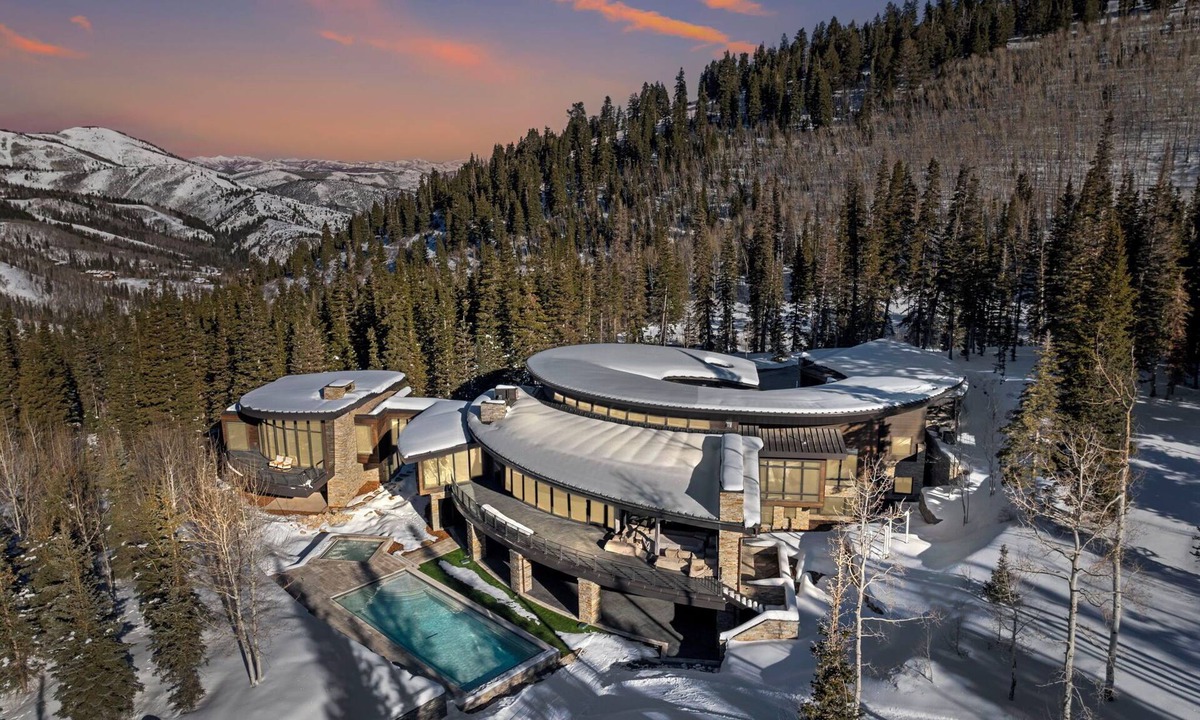 Park City House | Brand New Heated Pool and Hot Tub, Ski In Out Park City Chalet