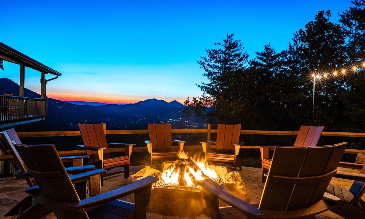Smoky Mountains Cabin | Breathtaking Mountain Views, Propane Fire Pit, Minutes to Nat’l Park.