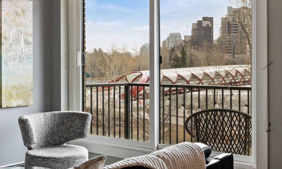 Sunnyside Condo | Bridgeview #2- 2BR condo with free parking