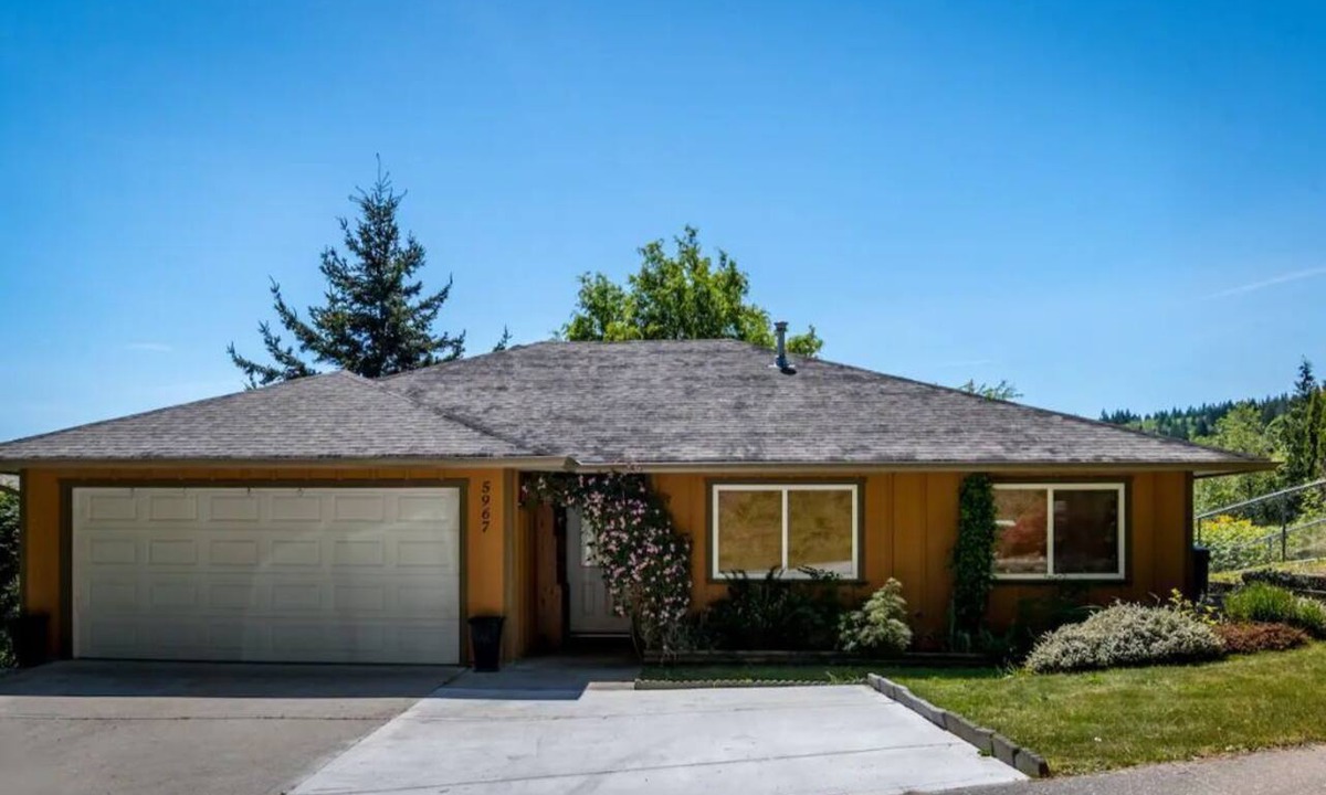 West Porpoise Bay House | Bright And Spacious 3-Bedroom West Coast Rancher
