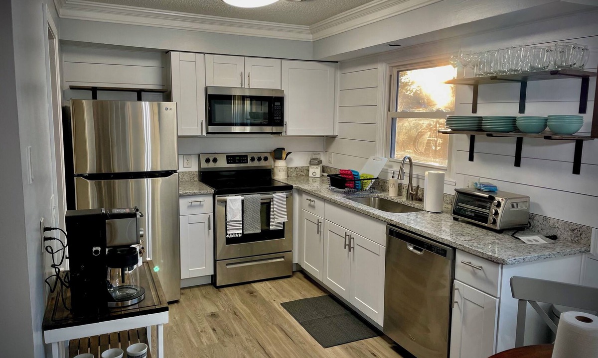 Murraysville House | Bright, cheerful, pet-friendly home + hot tub!