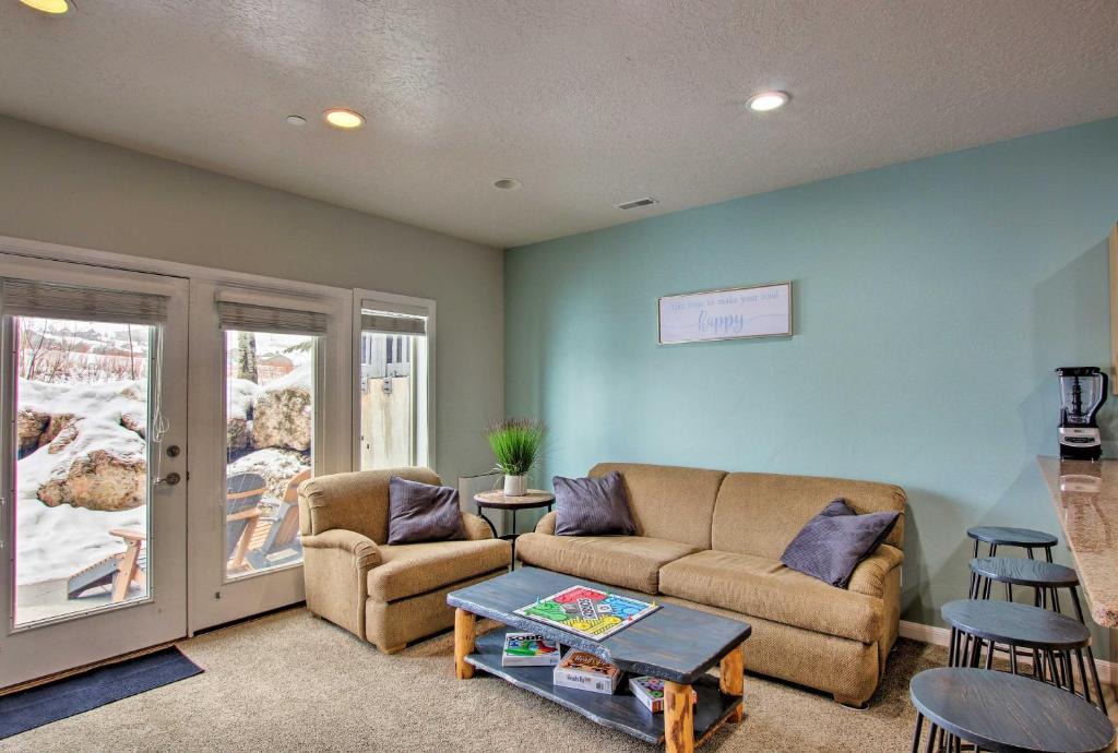 Ogden House | Bright Lakeside Resort Condo Less Than 9 Mi to Snowbasin!