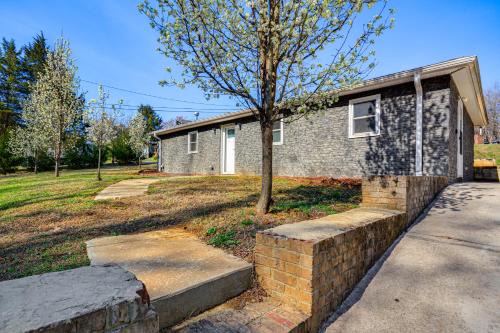 Lexington House | Bring Your Pets! Getaway 1 Mi to Uptown Lexington