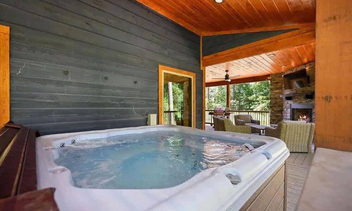 Pickens Cabin | Broken Bow Luxury Cabin | Hot Tub | Game Room