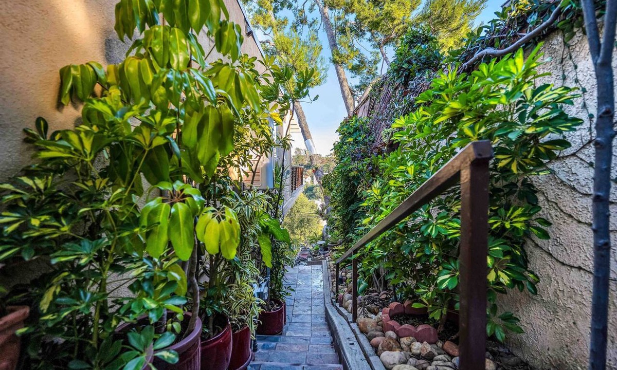 Hollywoodland Apartment | Bucket List Stay Secret Stairs Apt Hollywood Hills