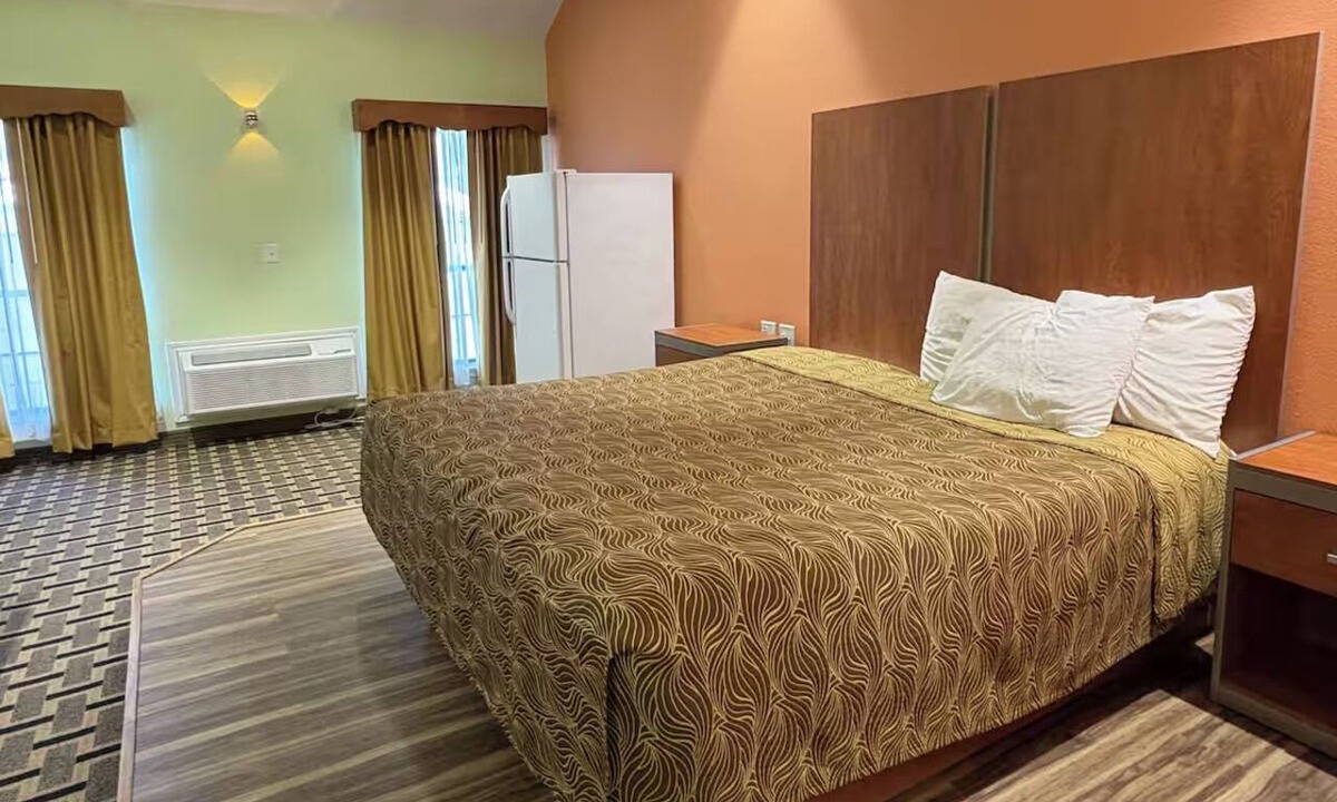 Humble Hotel | Budget King Room w/Convenient Features Near Houston City Center