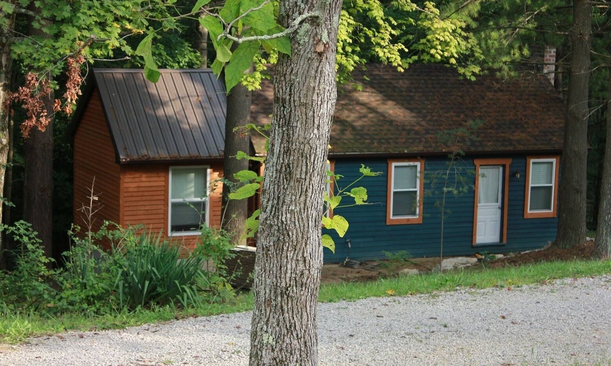 Glouster Cabin | Cabin close to Burr Oak State Park & Wayne National Forest