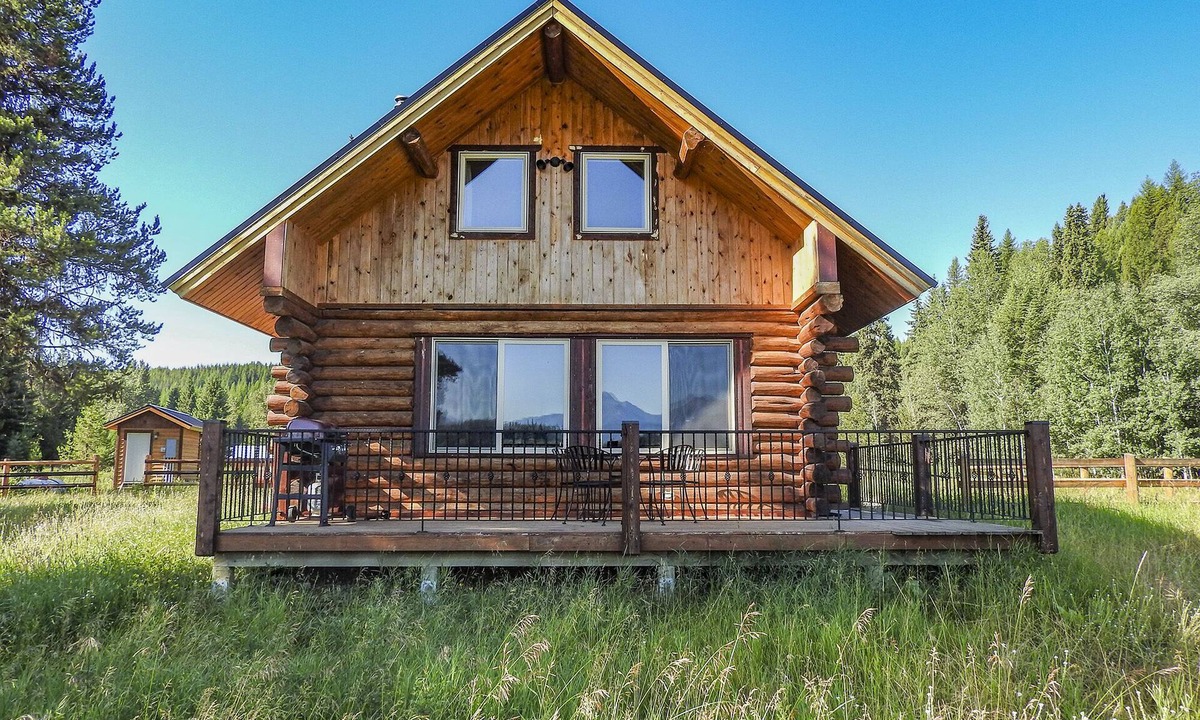 Polebridge Cabin | Cabins At Hay Creek Gorgeous Log Cabin Stunning Views of Glacier National Park