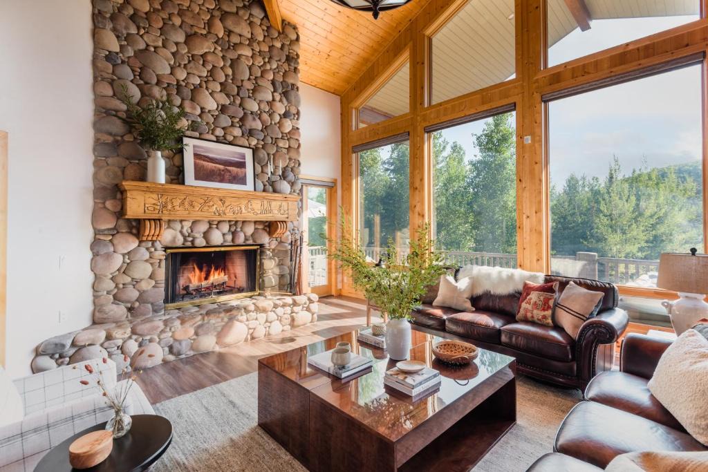 Deer Valley House | Canopy by AvantStay 8 BR Cabin w Hot Tub Movie Theatre Sauna