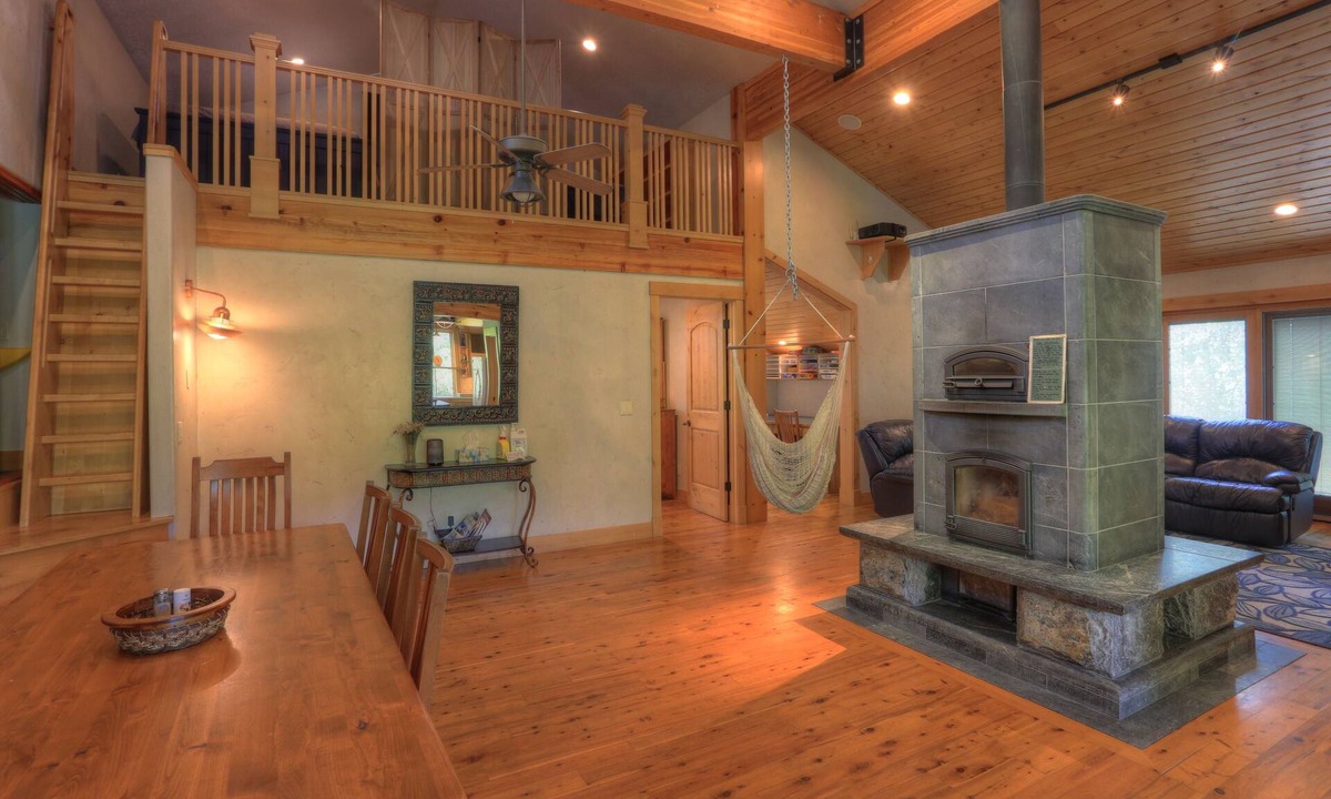 Smithfield Ski Chalet | Canyon Lodge- - 8 Acres - Sleeps 10