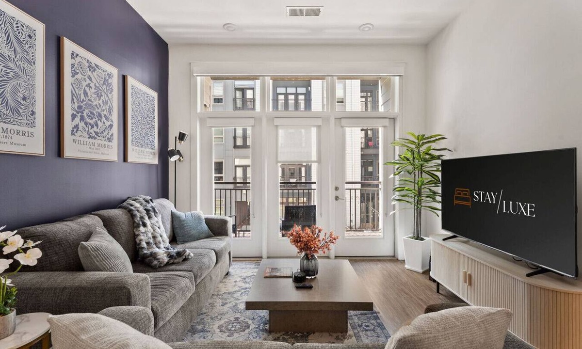 Second Ward Apartment | Carolina Charm - Free Parking, Pool, Gym