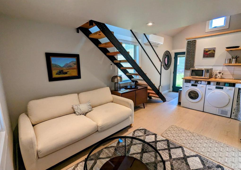 Livingston House | Carriage House