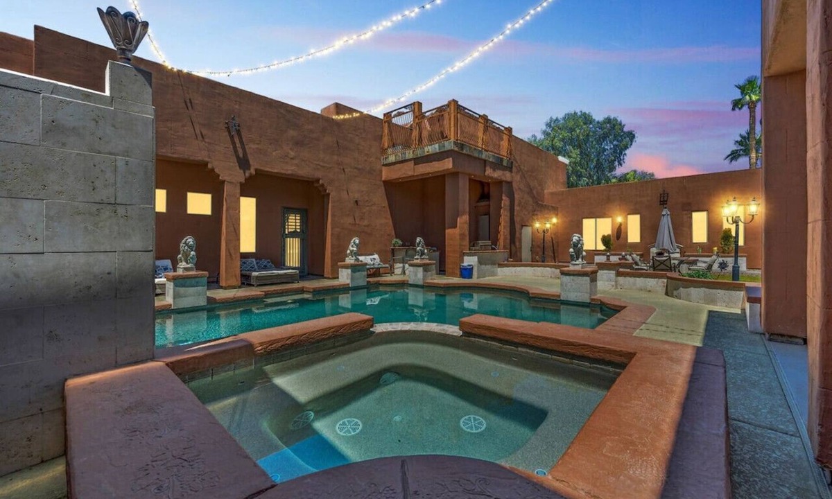 Glendale House | Castle Experience! U · Castle Experience! Ultimate entertainment getaway!