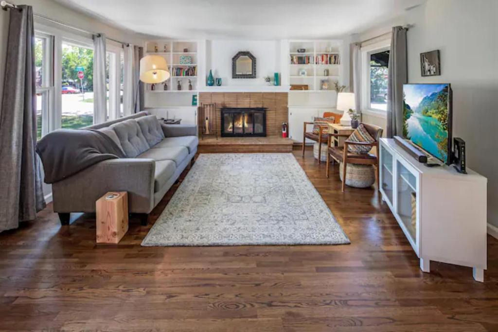 South Boise Village House | Celebration Chalet! Quant, cozy, a few blocks from BSU and close to downtown Boise, Fireplace, 4 beds, and seating for 6 Pets Welcome!
