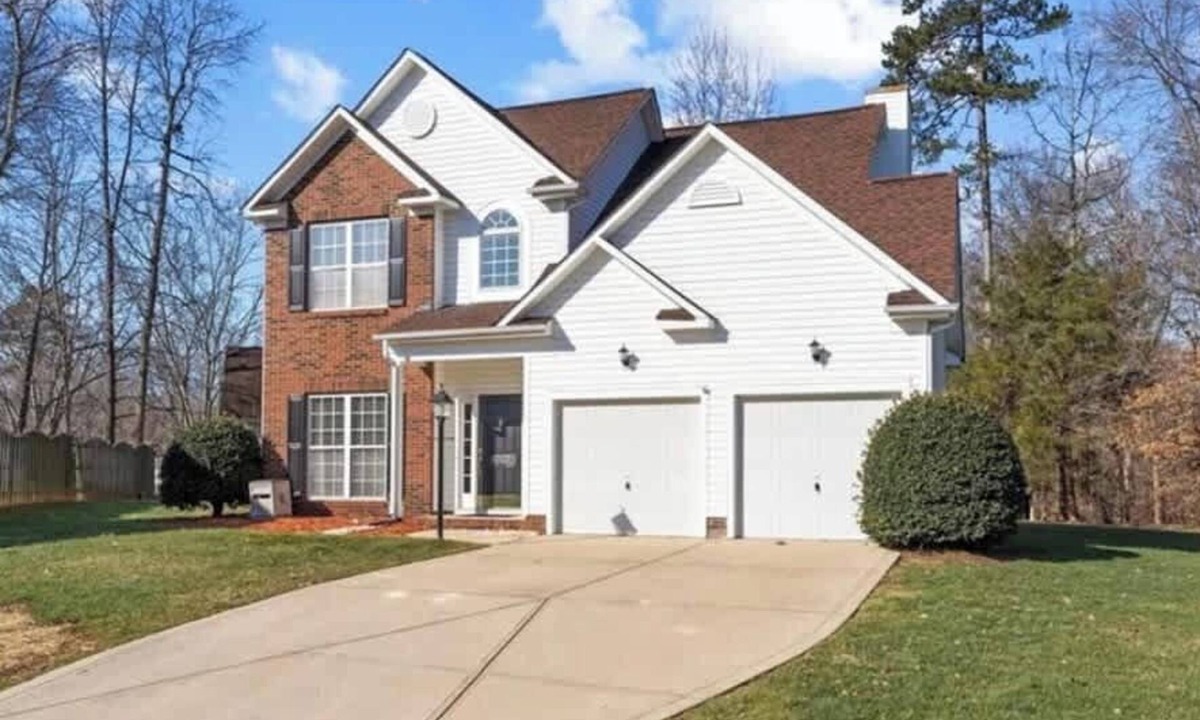 Charlotte House | Centrally located quiet home LARGE YARD 3 bedrooms
