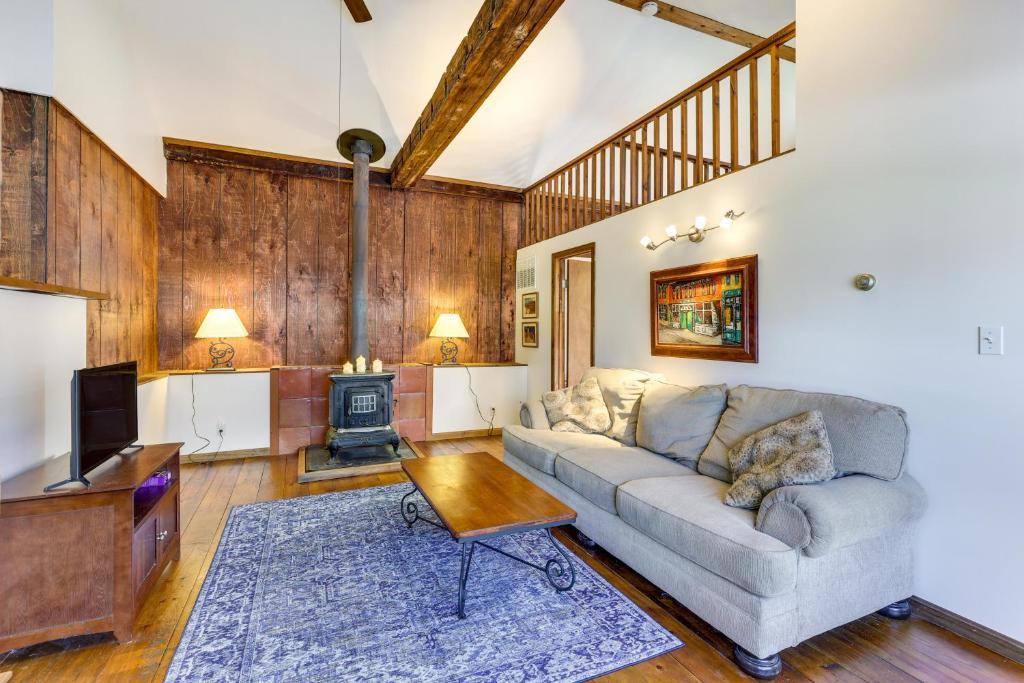 Wayland House | Chagrin Falls Home about 2 Mi to Town!