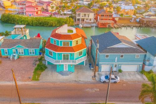 Port Isabel House | Channelfront Remodeled Pool Boatslips