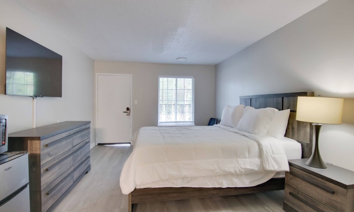 Sheffield Park Apartment | Charlotte Studio w/Gym: Near Hospitals, Park Expo