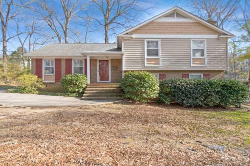 SouthPark House | Charm of Southpark - 4 Beds & Backyard
