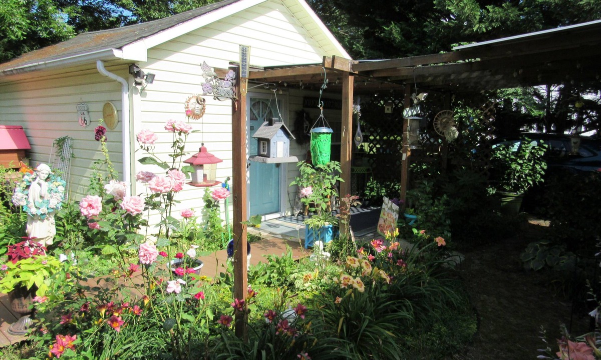 Pilot Mountain Cottage | Charming 1-bedroom cottage with WiFi, AC in quaint Pilot Mountain.