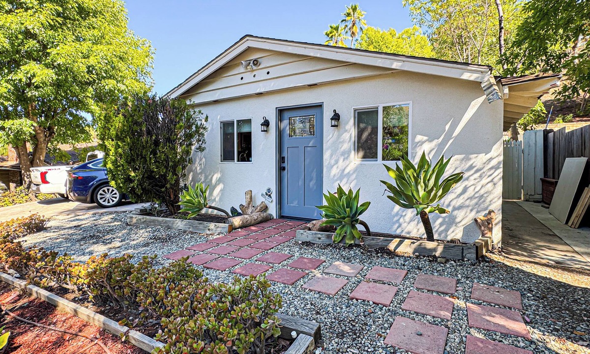 Woodland Hills House | Charming 1-Bedroom Oasis in Woodland Hills- RE