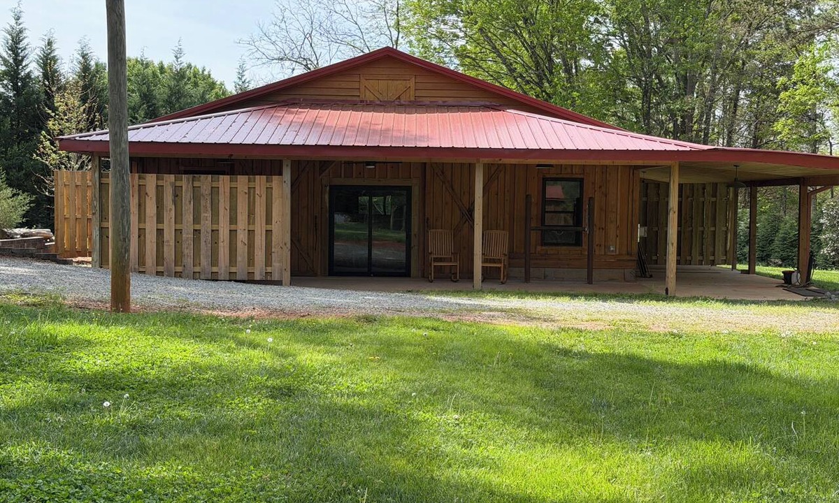 Mount Mourne House | Charming 1BR Barn Retreat – Close to Hospitals, Parks & Town in Mooresville