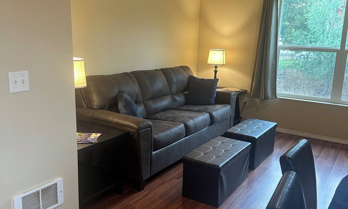 Franklin to the Fort Apartment | Charming 2-bedroom apartment with AC, WiFi in marvelous Missoula