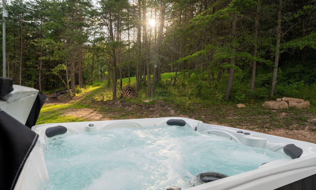 Westport Cabin | Charming 2-bedroom cabin with Hot Tub, Wi-Fi, AC in Westport