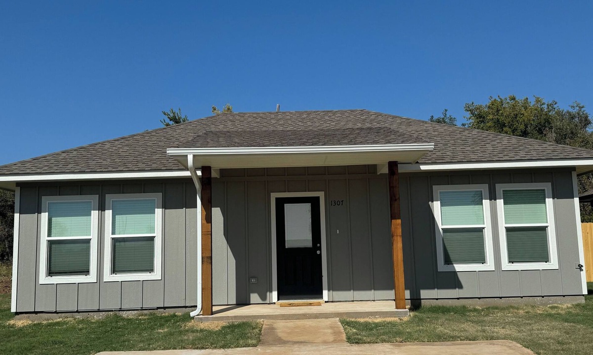 Chickasha House | Charming 2-bedroom house with WiFi, AC in wonderful Chickasha