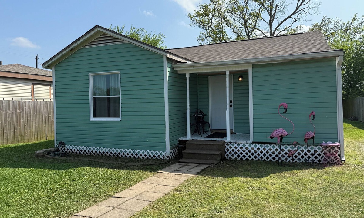 Hitchcock House | Charming 2-bedroom pet-friendly house with fenced yard minutes from Galveston!
