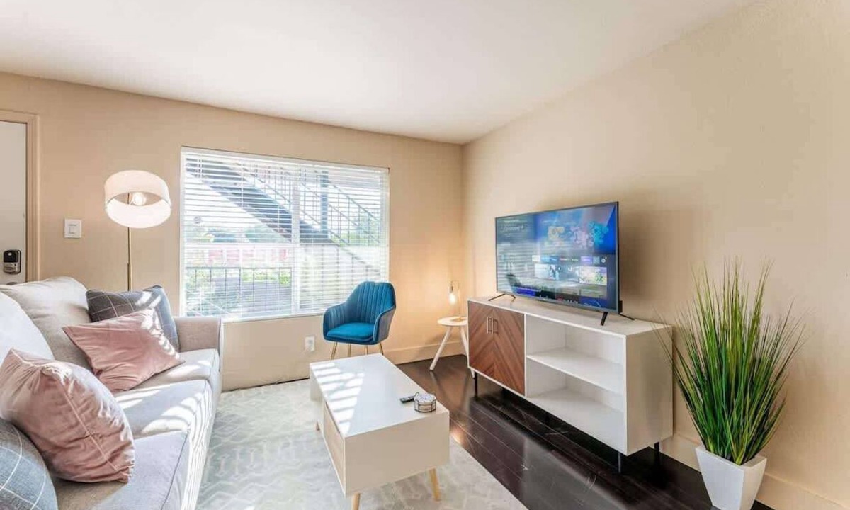 Riverside Apartment | Charming 2BR king beds suite next to DT w/pool