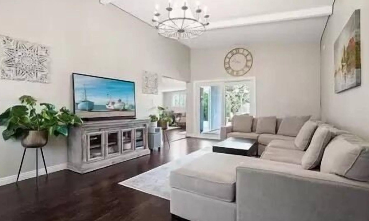 Glendale Apartment | Charming 3 bed/2.5 bath house in Granada hills South