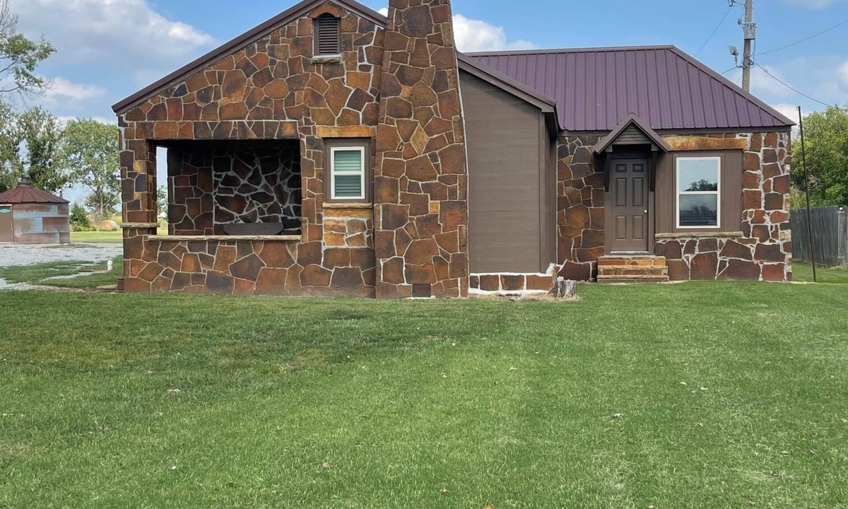 Dewey House | Charming 3-bedroom Family friendly house in pleasant Dewey, OK.