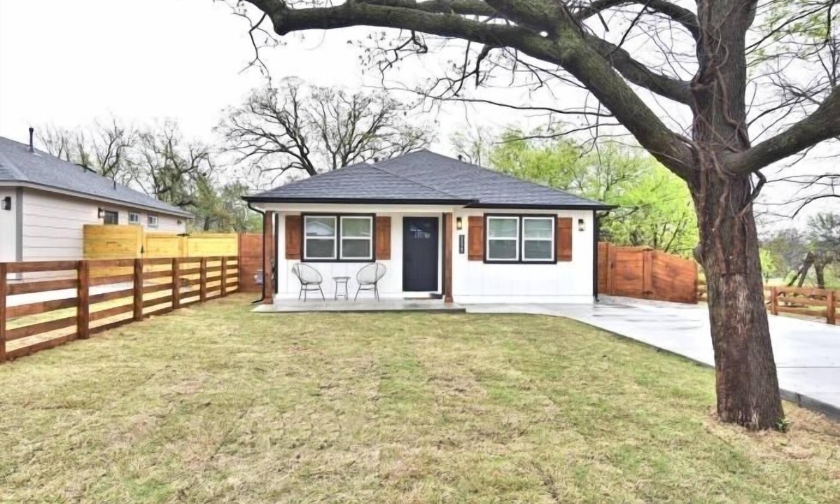 Tulsa House | Charming 3-bedroom house with WiFi, AC in vibrant Tulsa