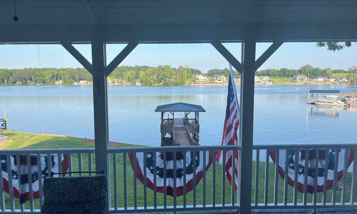Southmont House | Charming 3-bedroom lakefront house on Abbotts Creek at fabulous High Rock Lake!