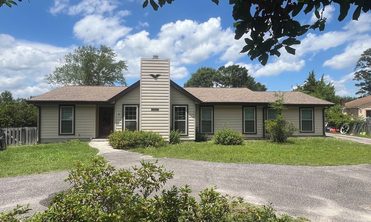 Boiling Spring Lakes House | Charming 4-bedroom, 3-bath house with owner's suite and EV charger in Southport
